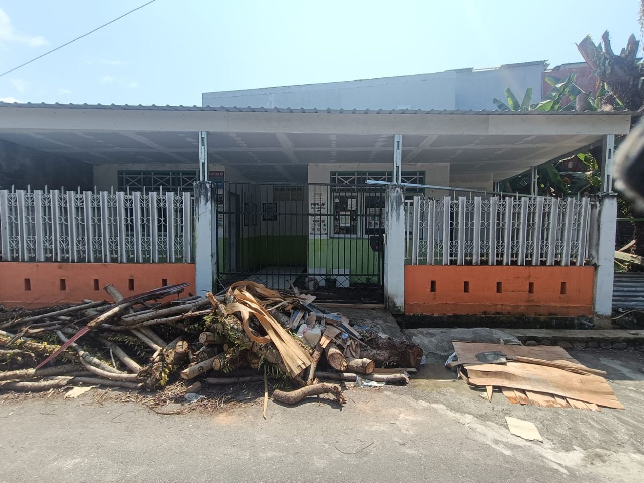 UMB Palopo Beri Donasi Rehab Pustu Kelurahan Luminda