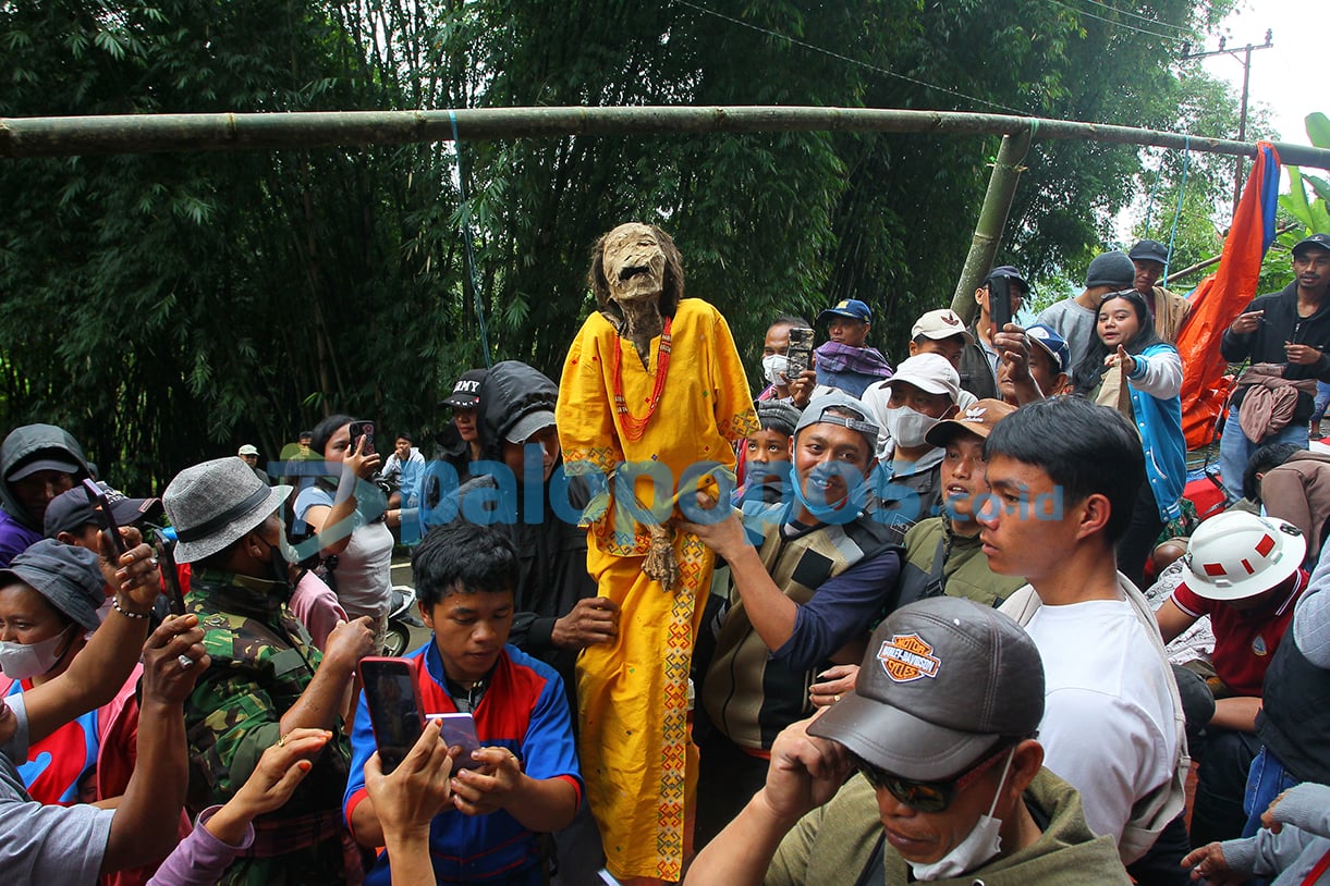 Tradisi Ma’nene Lembang Parandangan, Toraja Utara Ada Mumi Ratusan Tahun Dipakaikan Baju Baru