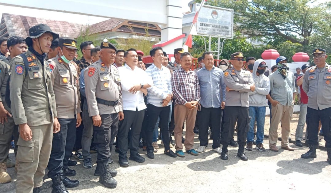 Aksi Damai di Polman Ditutup dengan Nyanyi Bersama Lagu Indonesia Raya, Potret Demokrasi Sejati