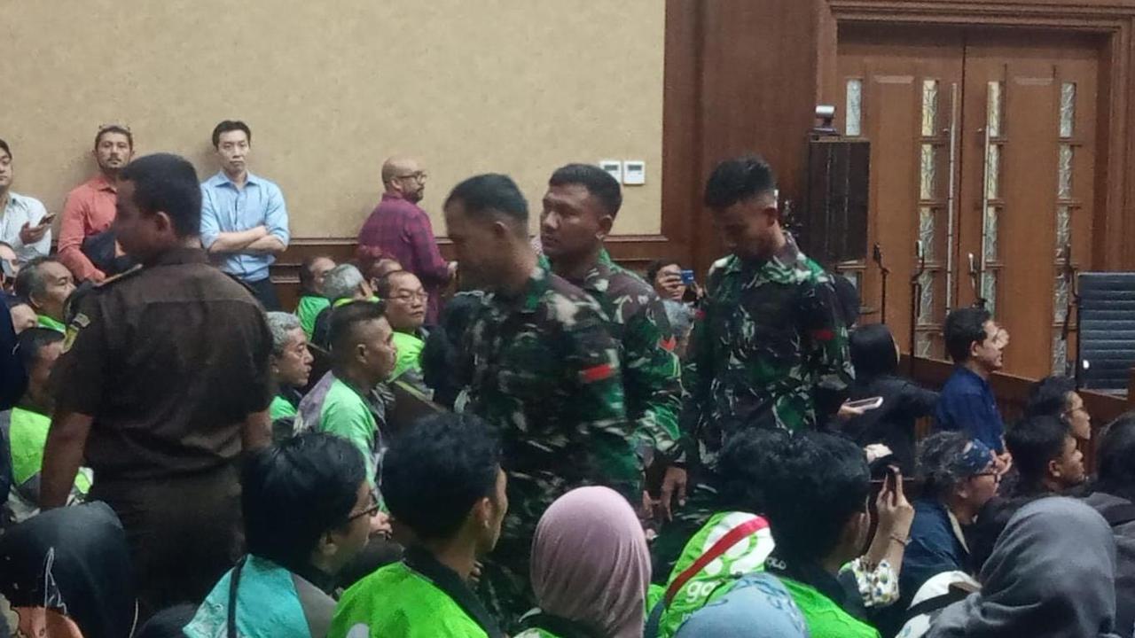 Hakim Heran, Ada Tiga Anggota TNI di Ruang Sidang Nadiem Makarim: “Dari Mana Ya?”