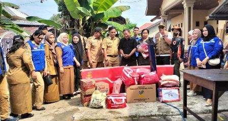 Pj Sekkot Serahkan Bantuan kepada Korban Kebakaran di Pattene
