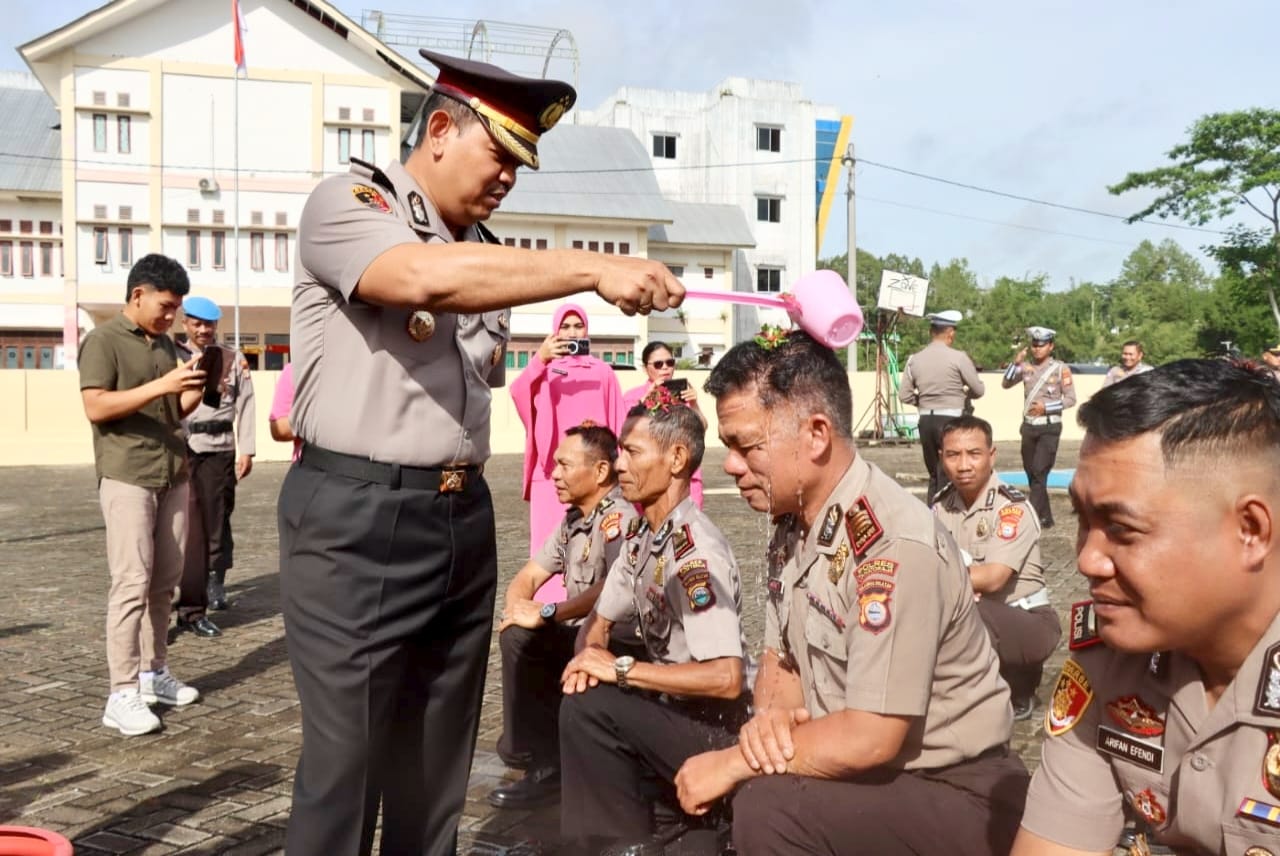 Awali Tahun 2026, Polres Toraja Utara Gelar Upacara Laporan Kenaikan Pangkat 28 Personel